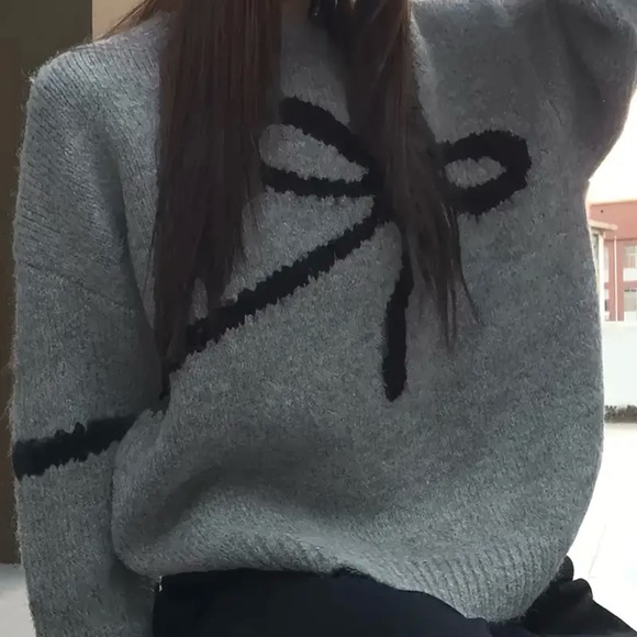 ⭐️NEW BOUTIQUE Gray Sweater with Black Bow Design⭐️ - Picture 2 of 5
